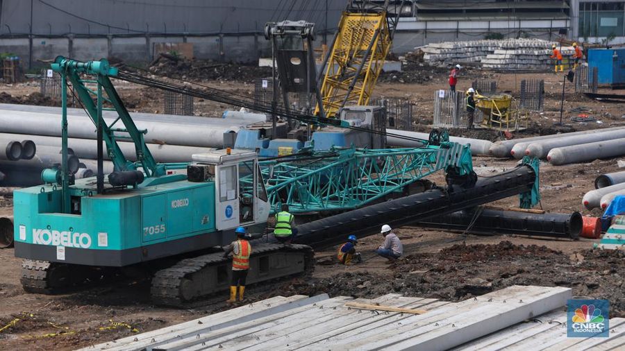 Sejumlah pekerja beraktivitas di proyek pembangunan Stasiun Baru Tanah Abang, Jakarta, Jumat (26/7/2024). (CNBC Indonesia/Faisal Rahman)
