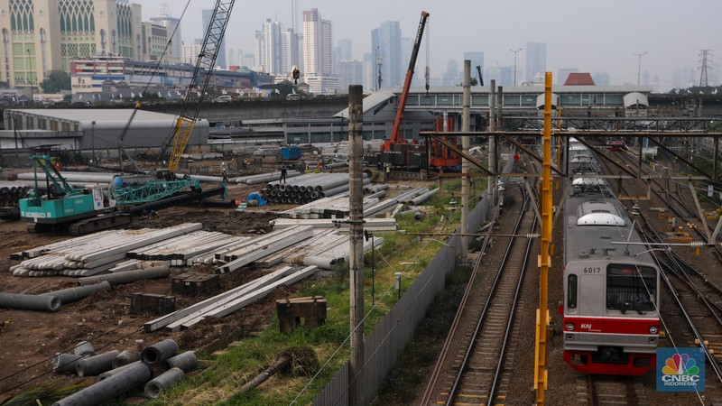 Sejumlah pekerja beraktivitas di proyek pembangunan Stasiun Baru Tanah Abang, Jakarta, Jumat (26/7/2024). (CNBC Indonesia/Faisal Rahman)