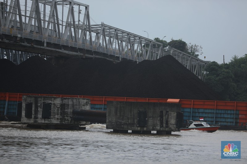 Sejumlah perahu tongkang batu bara melintas di Sungai Mahakam, Kota Samarinda, Kalimantan Timur, Rabu (24/7/2024). Sungai Mahakam berfungsi sebagai jalur pengangkutan batu bara. Setiap hari di sungai ini dipadati tongkang yang membawa muatan batu bara. (CNBC Indonesia/Tri Susilo) Sejumlah perahu tongkang batu bara melintas di Sungai Mahakam, Kota Samarinda, Kalimantan Timur, Rabu (24/7/2024). Sungai Mahakam berfungsi sebagai jalur pengangkutan batu bara. Setiap hari di sungai ini dipadati tongkang yang membawa muatan batu bara. (CNBC Indonesia/Tri Susilo)
