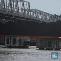 Sejumlah perahu tongkang batu bara melintas di Sungai Mahakam, Kota Samarinda, Kalimantan Timur, Rabu (24/7/2024). Sungai Mahakam berfungsi sebagai jalur pengangkutan batu bara. Setiap hari di sungai ini dipadati tongkang yang membawa muatan batu bar