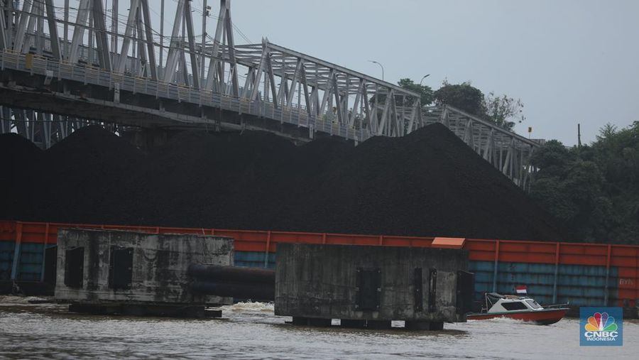 Sejumlah perahu tongkang batu bara melintas di Sungai Mahakam, Kota Samarinda, Kalimantan Timur, Rabu (24/7/2024). Sungai Mahakam berfungsi sebagai jalur pengangkutan batu bara. Setiap hari di sungai ini dipadati tongkang yang membawa muatan batu bara. (CNBC Indonesia/Tri Susilo)