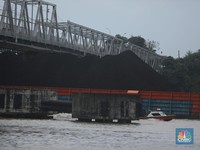 Sejumlah perahu tongkang batu bara melintas di Sungai Mahakam, Kota Samarinda, Kalimantan Timur, Rabu (24/7/2024). Sungai Mahakam berfungsi sebagai jalur pengangkutan batu bara. Setiap hari di sungai ini dipadati tongkang yang membawa muatan batu bar