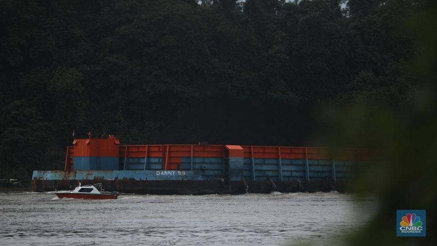 Sejumlah perahu tongkang batu bara melintas di Sungai Mahakam, Kota Samarinda, Kalimantan Timur, Rabu (24/7/2024). Sungai Mahakam berfungsi sebagai jalur pengangkutan batu bara. Setiap hari di sungai ini dipadati tongkang yang membawa muatan batu bara. (վ/Tri Susilo)