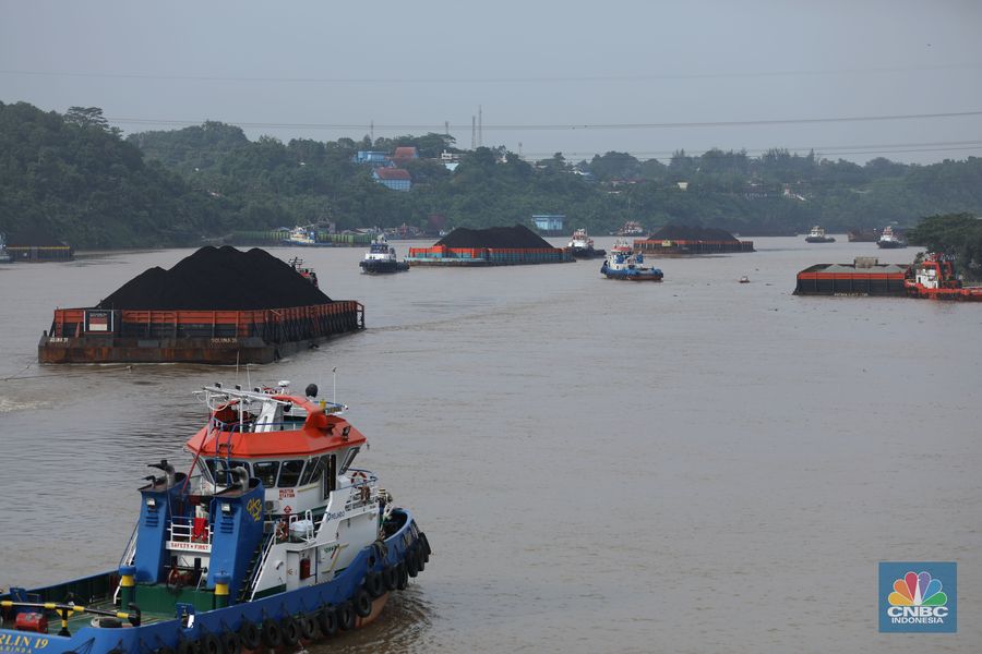 Sejumlah perahu tongkang batu bara melintas di Sungai Mahakam, Kota Samarinda, Kalimantan Timur, Rabu (24/7/2024). Sungai Mahakam berfungsi sebagai jalur pengangkutan batu bara. Setiap hari di sungai ini dipadati tongkang yang membawa muatan batu bara. (CNBC Indonesia/Tri Susilo)
