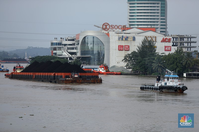 Sejumlah perahu tongkang batu bara melintas di Sungai Mahakam, Kota Samarinda, Kalimantan Timur, Rabu (24/7/2024). Sungai Mahakam berfungsi sebagai jalur pengangkutan batu bara. Setiap hari di sungai ini dipadati tongkang yang membawa muatan batu bara. (CNBC Indonesia/Tri Susilo) Sejumlah perahu tongkang batu bara melintas di Sungai Mahakam, Kota Samarinda, Kalimantan Timur, Rabu (24/7/2024). Sungai Mahakam berfungsi sebagai jalur pengangkutan batu bara. Setiap hari di sungai ini dipadati tongkang yang membawa muatan batu bara. (CNBC Indonesia/Tri Susilo)