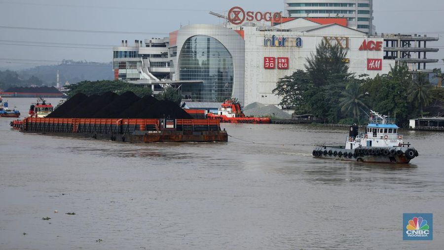 Sejumlah perahu tongkang batu bara melintas di Sungai Mahakam, Kota Samarinda, Kalimantan Timur, Rabu (24/7/2024). Sungai Mahakam berfungsi sebagai jalur pengangkutan batu bara. Setiap hari di sungai ini dipadati tongkang yang membawa muatan batu bara. (վ/Tri Susilo)