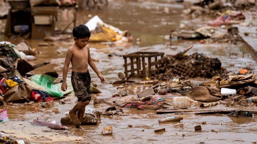 Ombak menghantam perlindungan pantai setelah Topan Gaemi melewati Taiwan utara di Yilan, Taiwan, 25 Juli 2024. (REUTERS/Carlos Garcia Rawlins)