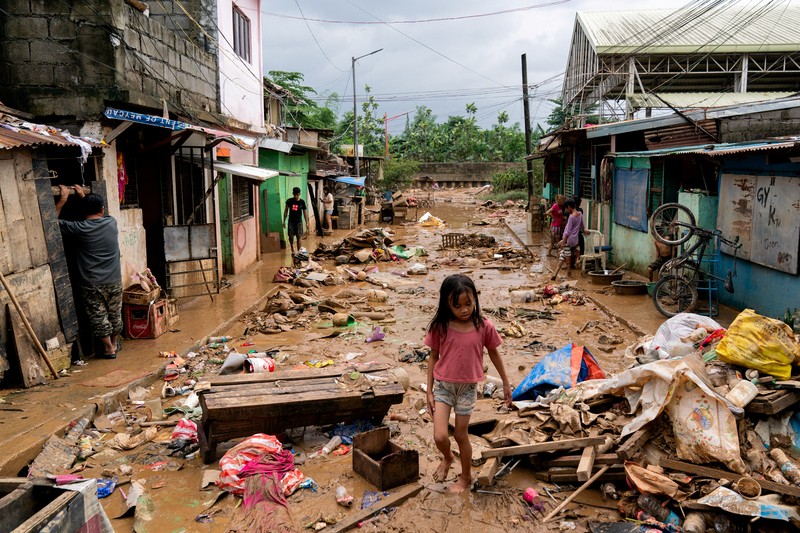 Ombak menghantam perlindungan pantai setelah Topan Gaemi melewati Taiwan utara di Yilan, Taiwan, 25 Juli 2024. (REUTERS/Carlos Garcia Rawlins)