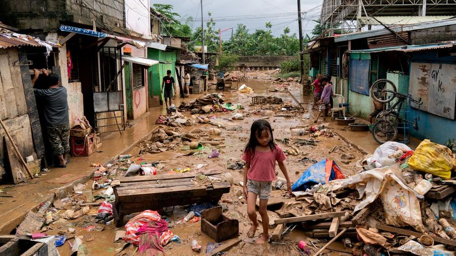 Ombak menghantam perlindungan pantai setelah Topan Gaemi melewati Taiwan utara di Yilan, Taiwan, 25 Juli 2024. (REUTERS/Carlos Garcia Rawlins)