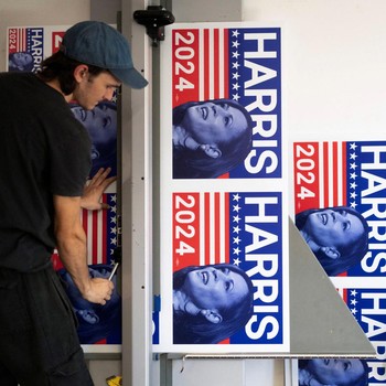 Percetakan di AS Banjir Orderan Kamala Harris Jelang Pemilu
