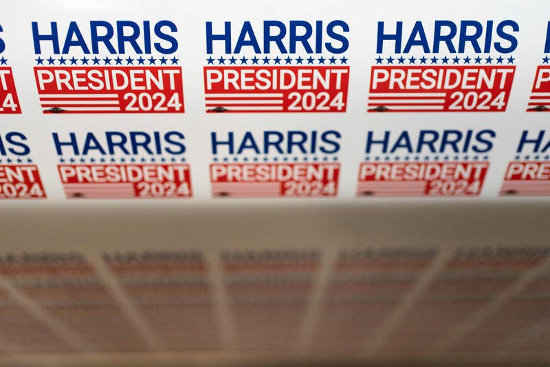 Juru cetak sablon Chris Fleury meletakkan kaus yang baru dicetak untuk mendukung kampanye kepresidenan Wakil Presiden AS Kamala Harris ke mesin pengering konveyor di Pabrik Gloo di Tucson, Arizona, AS, 25 Juli 2024. (REUTERS/Rebecca Noble)