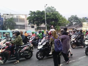 Warga Harap JPO Dewi Sartika Jaktim Cepat Tuntas: Susah Nyeberang di Sini