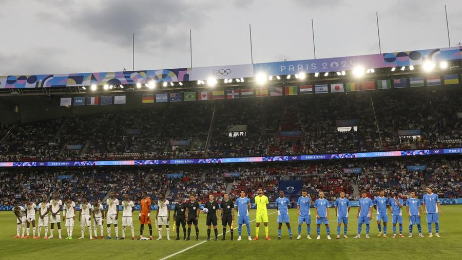 Penonton memegang bendera Palestina saat menonton pertandingan grup D putra antara Israel dan Mali di Parc des Princes selama Olimpiade Musim Panas 2024, Rabu, 24 Juli 2024, di Paris, Prancis. (AP Photo/Aurelien Morissard)