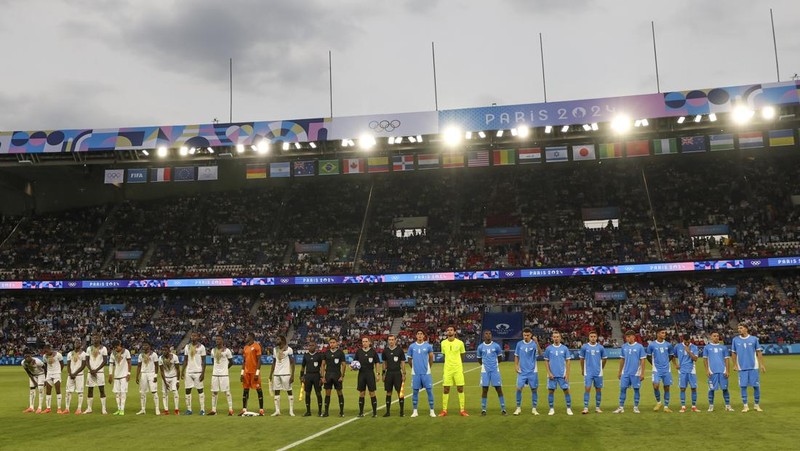 Penonton memegang bendera Palestina saat menonton pertandingan grup D putra antara Israel dan Mali di Parc des Princes selama Olimpiade Musim Panas 2024, Rabu, 24 Juli 2024, di Paris, Prancis. (AP Photo/Aurelien Morissard)