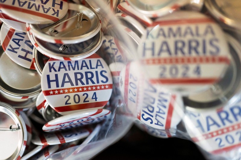 Juru cetak sablon Chris Fleury meletakkan kaus yang baru dicetak untuk mendukung kampanye kepresidenan Wakil Presiden AS Kamala Harris ke mesin pengering konveyor di Pabrik Gloo di Tucson, Arizona, AS, 25 Juli 2024. Juru cetak sablon Chris Fleury meletakkan kaus yang baru dicetak untuk mendukung kampanye kepresidenan Wakil Presiden AS Kamala Harris ke mesin pengering konveyor di Pabrik Gloo di Tucson, Arizona, AS, 25 Juli 2024. (REUTERS/Rebecca Noble)
