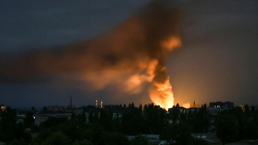 Smoke rises during a Russian drone strike, amid Russia's attack on Ukraine, in Kherson, Ukraine July 26, 2024. REUTERS/Stringer
