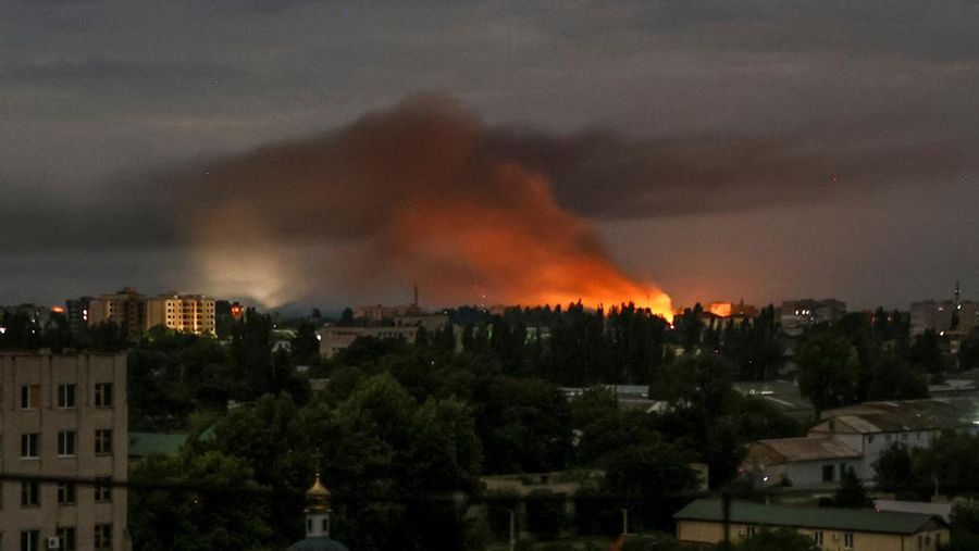 Smoke rises during a Russian drone strike, amid Russia's attack on Ukraine, in Kherson, Ukraine July 26, 2024. REUTERS/Stringer