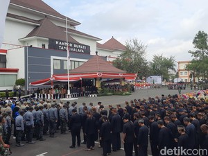 Doa dan Bendera Setengah Tiang untuk Hamzah Haz di HUT Kabupaten Tasik