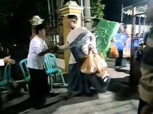 Alasan Warga Blitar Beri Berkat Kenduri Kasur Saat Kenduri