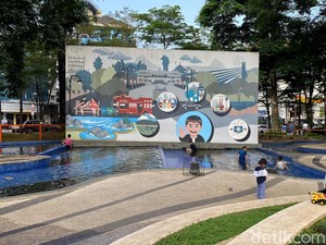 Keceriaan Anak-anak Berenang di Kolam Air Taman Sejarah Bandung