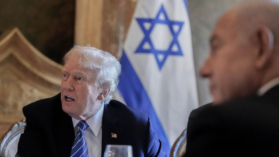 Donald Trump bertemu dengan Perdana Menteri (PM) Israel Benjamin Netanyahu di Palm Beach, Fla, Jumat (26/7/2024). (AP Photo/Alex Brandon)