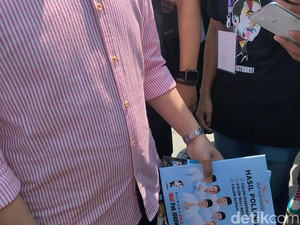 Gibran Bawa Buku Hasil Polling Bergambar 6 Tokoh di Munas Alap-alap Jokowi