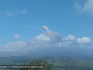 Semeru Erupsi 4 Kali Hingga Siang Hari, Ketinggian Abu Vulkanik 300-800 M