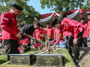 Kader PDIP Surabaya Ziarah Makam Sutjipto dan Tokoh PDI Promeg