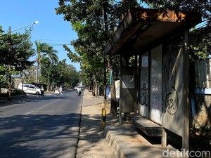 Usang dan Berkarat Halte Angkot di Jalan Rumah Sakit Bandung