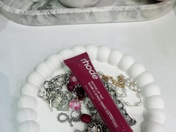 Review Lip Gloss dari Hailey Bieber vs Brand Lokal, Kandungan Sama Beda Harga Review Lip Gloss dari Hailey Bieber vs Brand Lokal, Kandungan Sama Beda Harga