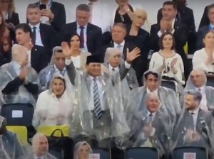 Momen Prabowo Pakai Jas Hujan Nonton Opening Ceremony Olimpiade 2024