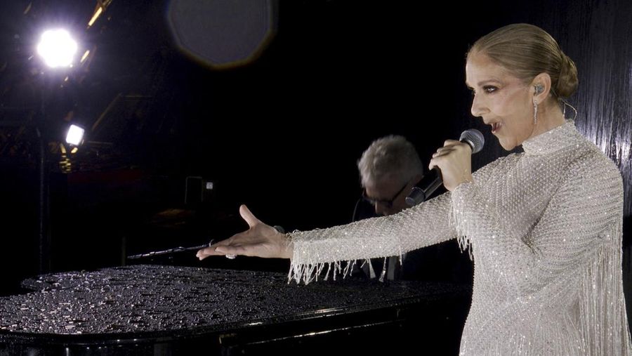 Penyanyi Ciline DIon saat Upacara Pembukaan atau Opening Ceremony Olimpade 2024 di Paris, Prancis, Sabtu (27/7/2024) dini hari WIB. (Olympic Broadcasting Services via AP)