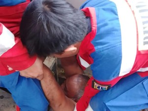 Bapak di Jakpus Terjepit di Bak Penampung Air Sempit, Damkar Evakuasi
