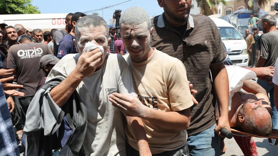 Suasana sekolah yang menjadi tempat penampungan pengungsi pasca serangan Israel di Deir Al-Balah, Jalur Gaza, Sabtu, (27/7/2024). (REUTERS/Ramadan Abed)
