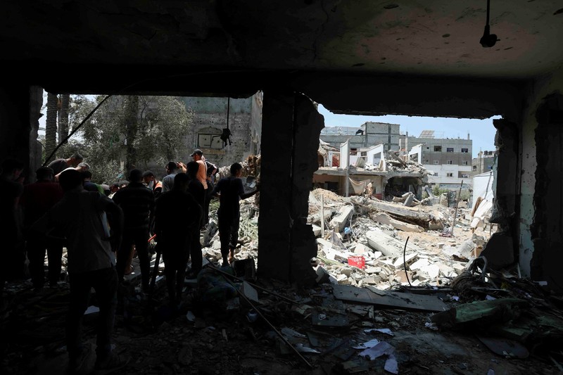 Suasana sekolah yang menjadi tempat penampungan pengungsi pasca serangan Israel di Deir Al-Balah, Jalur Gaza, Sabtu, (27/7/2024). (REUTERS/Ramadan Abed)
