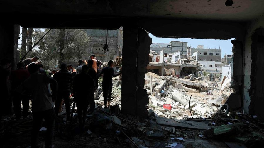 Suasana sekolah yang menjadi tempat penampungan pengungsi pasca serangan Israel di Deir Al-Balah, Jalur Gaza, Sabtu, (27/7/2024). (REUTERS/Ramadan Abed)
