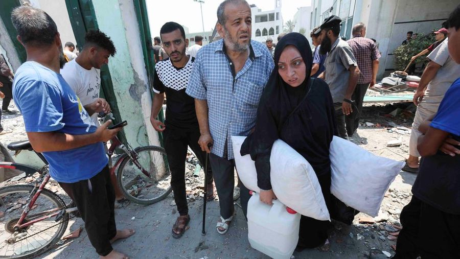 Suasana sekolah yang menjadi tempat penampungan pengungsi pasca serangan Israel di Deir Al-Balah, Jalur Gaza, Sabtu, (27/7/2024). (REUTERS/Ramadan Abed)