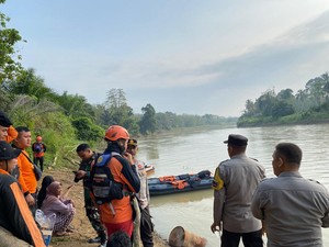 Andi Tenggelam Saat Seberangi Sungai Batang Tebo, Korban Masih Dicari