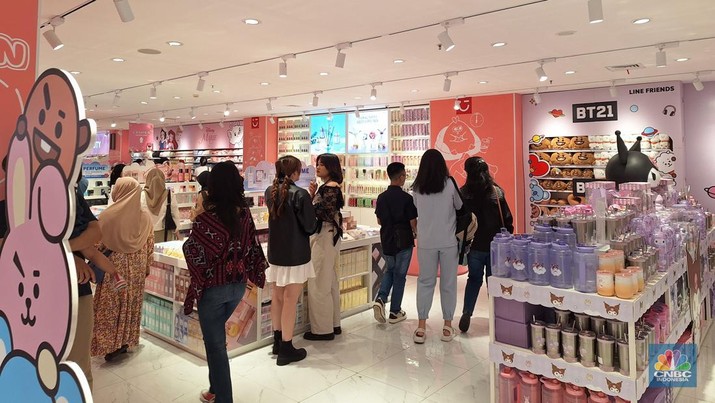 Gerai Miniso dengan nuansa merah muda di Mall Kota Kasablanka ramai diserbu pengunjung Minggu (28/7/2024). (CNBC Indonesia/Khoirul Anam)