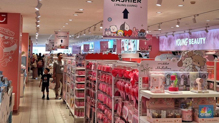 Gerai Miniso dengan nuansa merah muda di Mall Kota Kasablanka ramai diserbu pengunjung Minggu (28/7/2024). (CNBC Indonesia/Khoirul Anam)