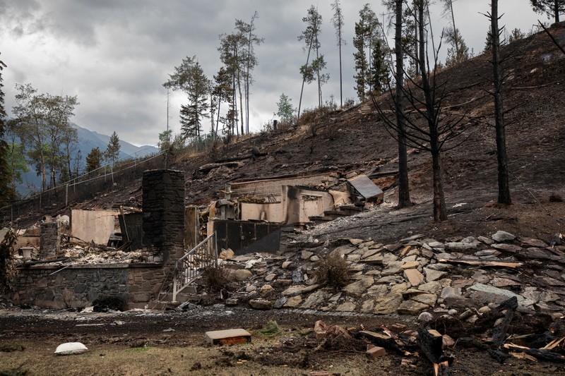 Kebakaran hutan menghancurkan kota wisata Jasper di Kanada bagian barat. Bangunan hingga mobil penduduk hangus terbakar. (AMBER BRACKEN/Pool via REUTERS)