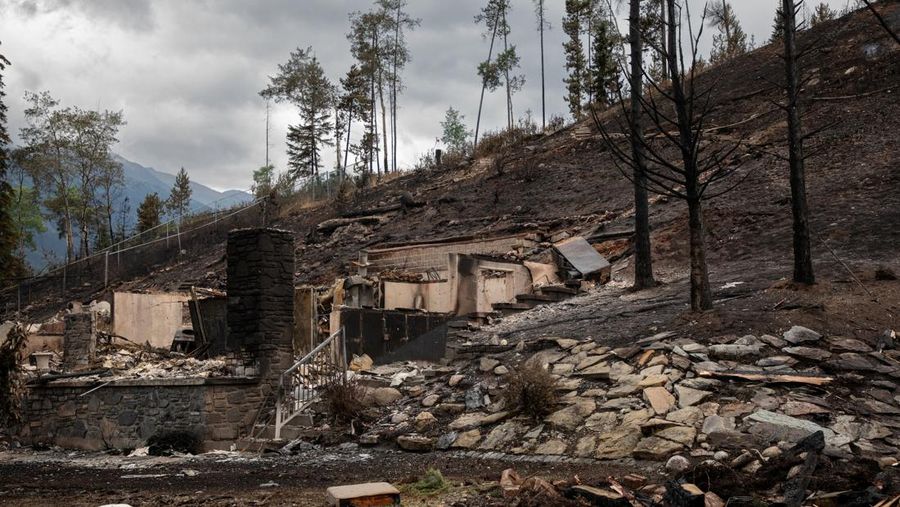 Kebakaran hutan menghancurkan kota wisata Jasper di Kanada bagian barat. Bangunan hingga mobil penduduk hangus terbakar. (AMBER BRACKEN/Pool via REUTERS)