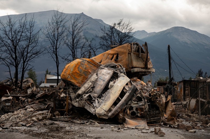 Kebakaran hutan menghancurkan kota wisata Jasper di Kanada bagian barat. Bangunan hingga mobil penduduk hangus terbakar. (AMBER BRACKEN/Pool via REUTERS)