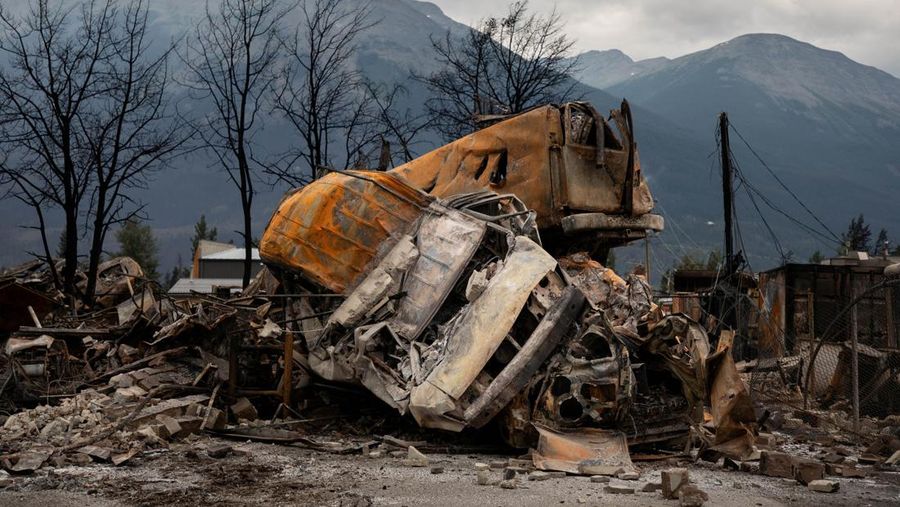 Kebakaran hutan menghancurkan kota wisata Jasper di Kanada bagian barat. Bangunan hingga mobil penduduk hangus terbakar. (AMBER BRACKEN/Pool via REUTERS)