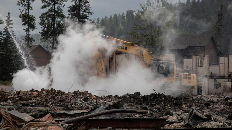 Kebakaran hutan menghancurkan kota wisata Jasper di Kanada bagian barat. Bangunan hingga mobil penduduk hangus terbakar. (AMBER BRACKEN/Pool via REUTERS)