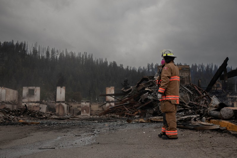 Kebakaran hutan menghancurkan kota wisata Jasper di Kanada bagian barat. Bangunan hingga mobil penduduk hangus terbakar. (AMBER BRACKEN/Pool via REUTERS)