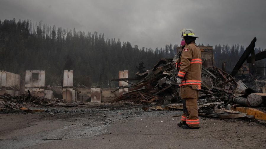 Kebakaran hutan menghancurkan kota wisata Jasper di Kanada bagian barat. Bangunan hingga mobil penduduk hangus terbakar. (AMBER BRACKEN/Pool via REUTERS)