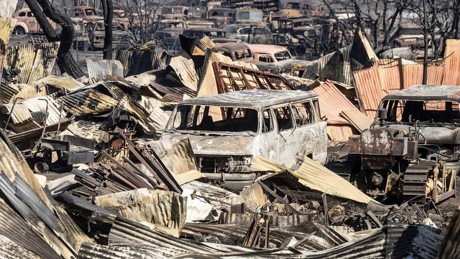 Kendaraan yang terbakar akibat Kebakaran Park Fire berjejer di halaman komunitas Cohasset di Butte County, California, Amerika Serikat (AS). (AP Photo/Noah Berger)