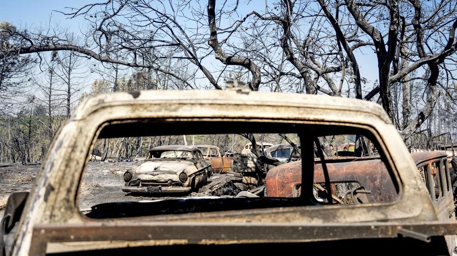 Kendaraan yang terbakar akibat Kebakaran Park Fire berjejer di halaman komunitas Cohasset di Butte County, California, Amerika Serikat (AS). (AP Photo/Noah Berger)