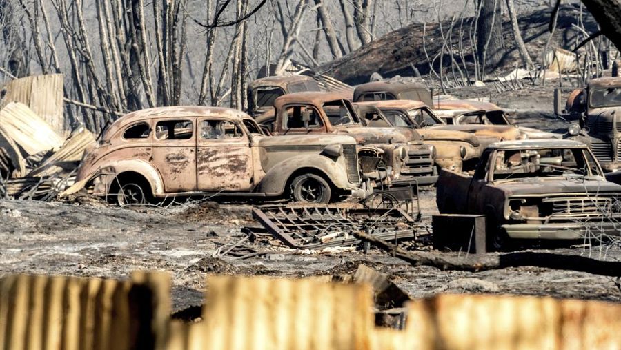 Kendaraan yang terbakar akibat Kebakaran Park Fire berjejer di halaman komunitas Cohasset di Butte County, California, Amerika Serikat (AS). (AP Photo/Noah Berger)